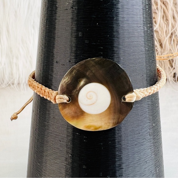 Bohemian surfer chic, shell accent, adjustable bracelet - Picture 4 of 4